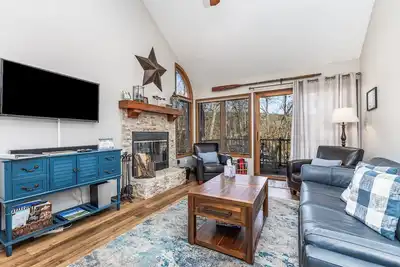 Image de Fireside & Frosty @ Creekwood Haven-Cozy Retreat with Coffee, Comfort & Charm