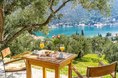 Image de Away from everyone, close to everything