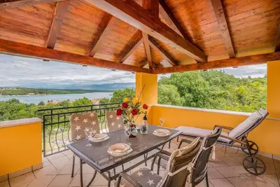 Image de Appartement de vacances Dobrinj pour 2 - 5 personnes avec 2 chambres à coucher - Maison de vacances