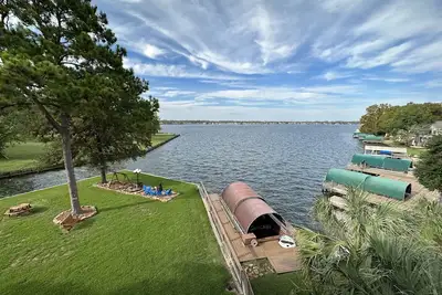 Image de Newly remodeled 2 bedroom condo with beautiful lake view.