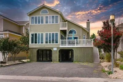Image de Complely remodeled beach home with communtiy pool and tennis.