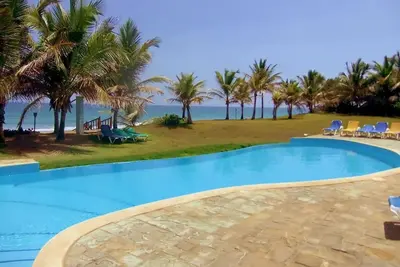 Image de 1bd groundfloor condo on big sandy beach, near shops