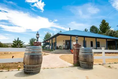 Image de Crystal Hill Vineyard with Panoramic Views