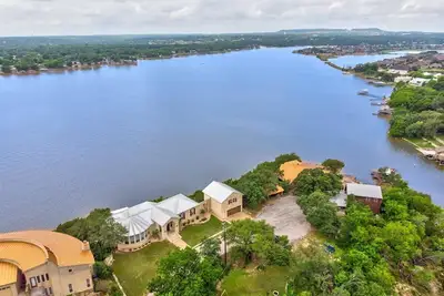 Image de Gorgeous home with a view from every room with swim deck and boat dock