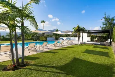 Image de Luxury private villa with pool