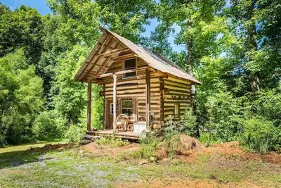 Image de Authentic Log Cabin at Kaluna Farm Retreat