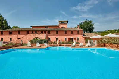 Image de Joli appartement avec Wifi, piscine, Tv, balcon, animaux admis et parking, près de Spolète