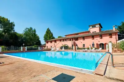 Image de Joli appartement avec piscine, Wifi, Tv, balcon, animaux admis et parking, près de Spolète