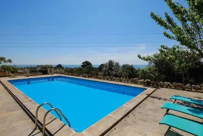 Belle maison de vacances privée avec Wifi, piscine privée, Tv, balcon, animaux admis et parking
