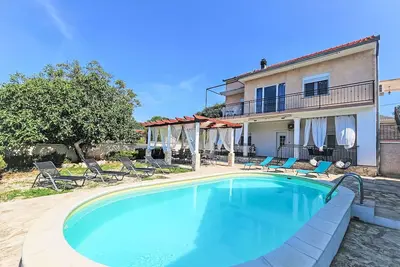 Image de Maison de vacances privée avec piscine privée, climatisation, Wifi, Tv, terrasse, parking