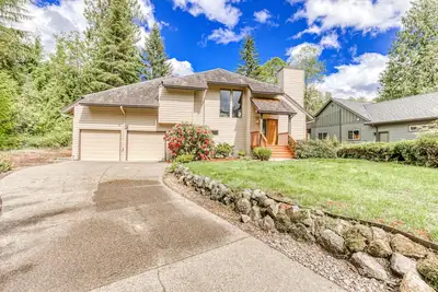 Image de Golf-course-front home with deck, Ac, fireplace, pool & hot tub - dog-friendly