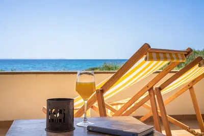 Image de Maison de vacances avec vue sur la mer et la montagne, jardin et terrasse ; parking disponible