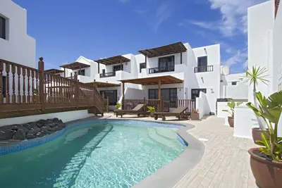 Belle maison à Costa Teguise, toit-terrasse avec vue sur la mer et piscine privée