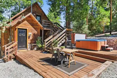 Image de Whimsical Cabin *Spa, Fireplace, Pet Friendly*