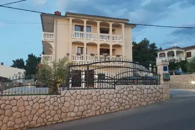 Image de Appartement de vacances Dobrinj pour 1 - 10 personnes avec 5 chambres à coucher - Maison de vacances