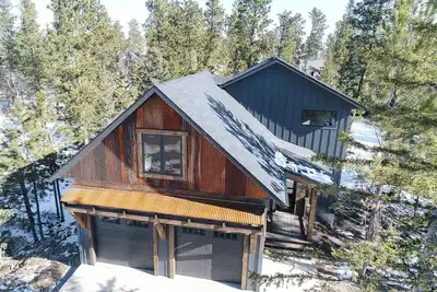 Image de New Cabin In Powder House Pass, Full of Windows, Fireplace, Hot Tub!