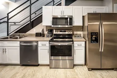 Modern Apartment w/ Amazing Downtown Location by Lucky Savannah