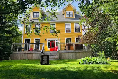 Image de Nine Island Cottage - Lake front, Hot Tub, 45 mins from St. John's, Sleeps 14