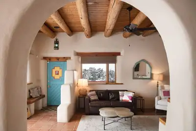 Image de Peaceful Adobe home between Taos/Tsv- Mountain Views, Hot Tub, Summer Garden