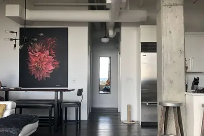 Image de Every room has a Mountain View/ 13 ft ceilings/high end appliances