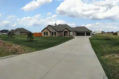 Image de Open Spaces, Endless Opportunities, Country Living, City Convenience