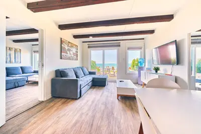 Image de Suite 202: Beautiful 3-Bedroom Beachfront Townhouse