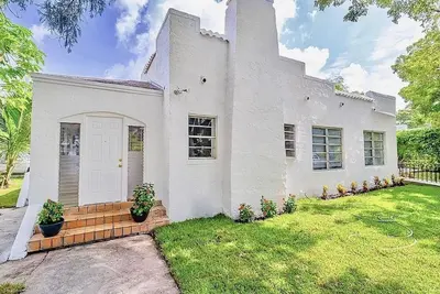 La Maison Blanche *Cozy Home w/ Hot Tub* Great Location.