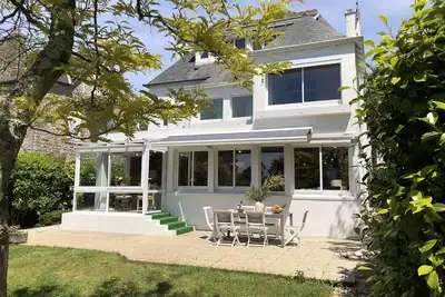 Image de maison de marin lambrissée à deux pas du port