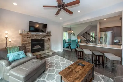 Image de New! Cedar Creek #6: Lake Area, Ski Area, Dogs Welcome, A/C, Hot Tub, Fireplace!