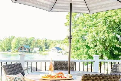 Image de Spectacular Lake Views!