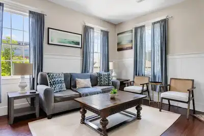 Image de The Jasmine Suite | Stylish 3br Walk to King!
