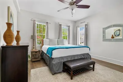 Image de The Oyster Suite | 2br Steps to King Sleeps 4!