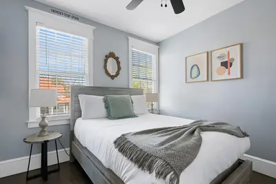 Image de The Julep Suite | 3br/2ba Steps to King St!