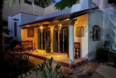 Image de “New”! Surround yourself with Modern Art. . Walking 2 minutes from the beach.
