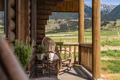 Image de Beautiful Log Cabin in the Heart of Paradise Valley, Montana