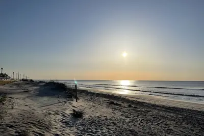 Image de Remodeled beach condo with ocean view.