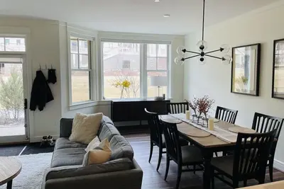 Image de New Construction, modern mountainside condo, steps from the slopes at Sugarbush!