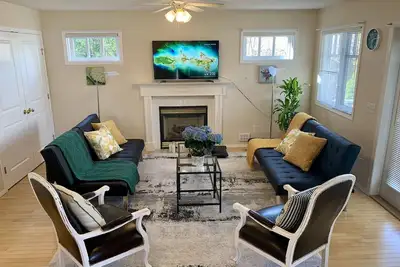 Image de Everything Close by Walk Out Suite 1 Minute to the Lake