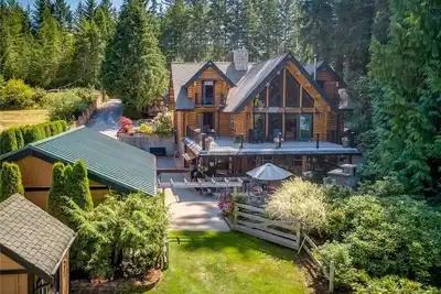 Image de Custom, Spacious Lake-Front Log Cabin Estate: Hot Tub Shuffleboard & Pool Table
