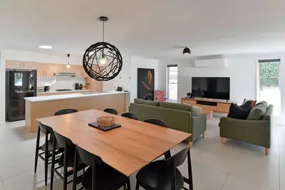 Image de Sleeps 11. All linen and towels provided. Pets welcome. Lovely house.