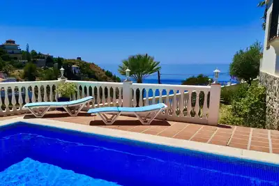 Image de villa dans une crique avec piscine privée