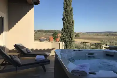 Image de Maison vigneronne avec jacuzzi, sauna, terrasse spacieuse et vue panoramique