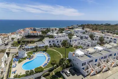 Image de Windmill Hill beautiful pool facing, 2 bedroom, 2 bathroom air con and wi-fi