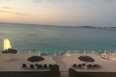 Image de Beach front apartment with garden and direct access to a private beach and