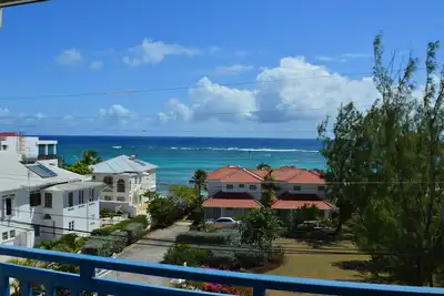 Image de Plage de sable blanc et de sports nautiques Ă Seawinds Apartment!