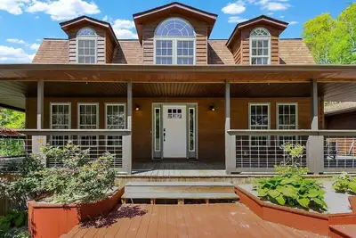 Image de Luxury Lodge w/ Gourmet Kitchen, Hot Tub & Wood Burning Fireplace! Pet Friendly