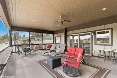 Image de The Historical Grand View Building on Bigfork Bay