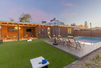Image de Desert Sunset - Old Town Scottsdale- Heated Pool! Yard Games! Sleeps 12!
