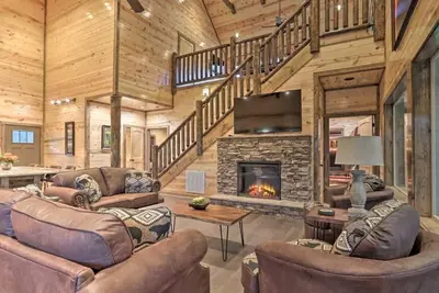 Image de Luxury Smoky Mountain Cabin, Indoor Pool, Theater & Hot Tub | Sleep 12 w/ Game Room, Fireplaces & Dog-Friendly Comfort | Private Deck w/ Mountain Views | Minutes to Dollywood, Gatlinburg & Great Smoky Mountains National Park