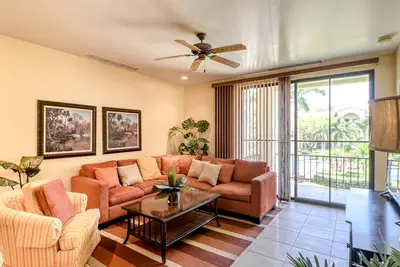 Dreamy Condo near the Beach W Shared Pool/Hot Tub, Private Balcony & Fast WiFi
